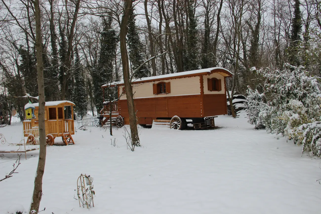 La roulotte et le jardin entièrement sous la neige