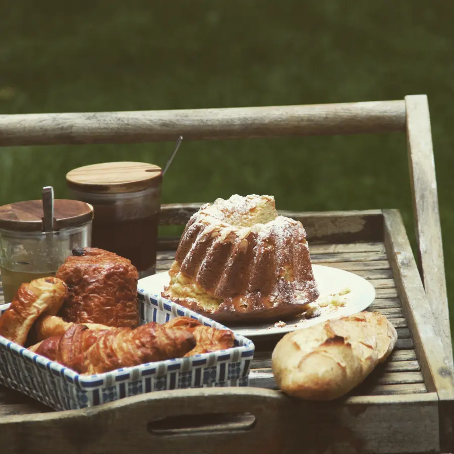 Plateau de petit-déjeuner : kouglof, viennoiseries et pains