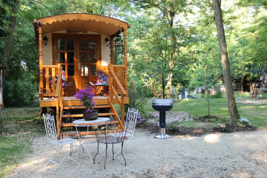 La terrasse fleurie et sa table dressée, un jour d’été